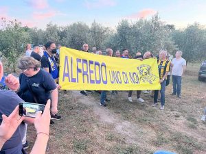Viterbese - Decine di ultras gialloblù a casa del "barbieretto" Alfredino Lucaccioni