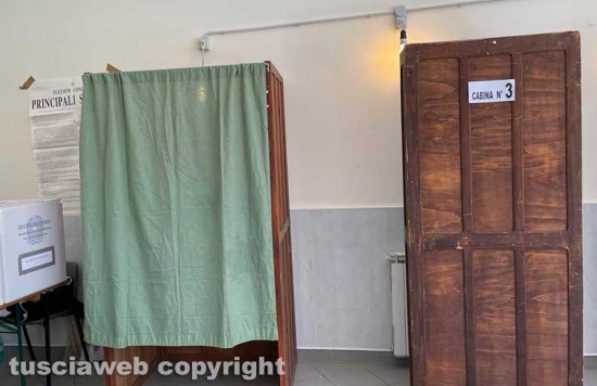 Le cabine per votare in un seggio elettorale