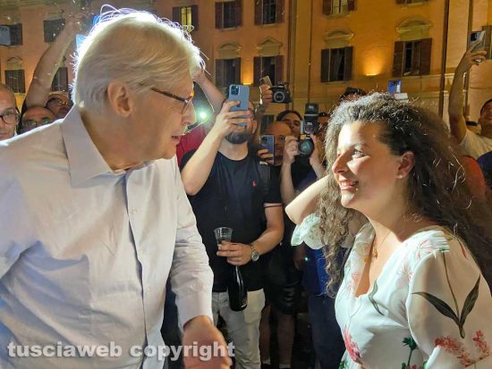 Chiara Frontini e Vittorio Sgarbi a piazza del Comune