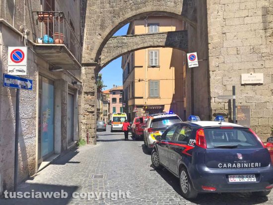 Viterbo - Carabinieri, vigili del fuoco e 118 in via Mazzini