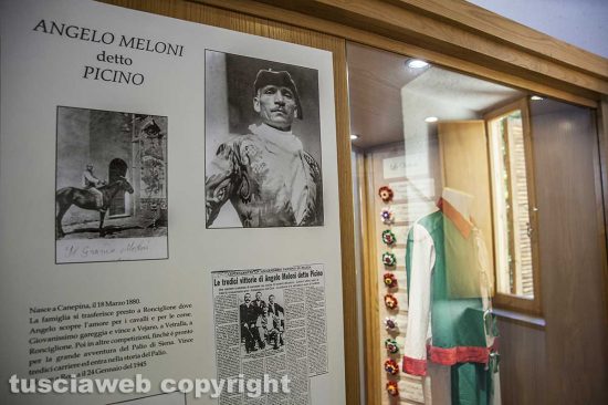 Canepina - La vetrina del museo dedicata al fantino Angelo Meloni