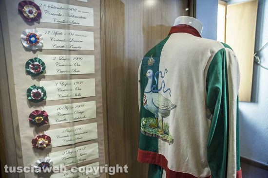 Canepina - Il giubbotto della contrada dell'oca in mostra al museo