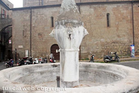 Viterbo - La fontana di piazza Dante
