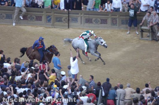 Siena - La contrada dell'Oca vince il palio