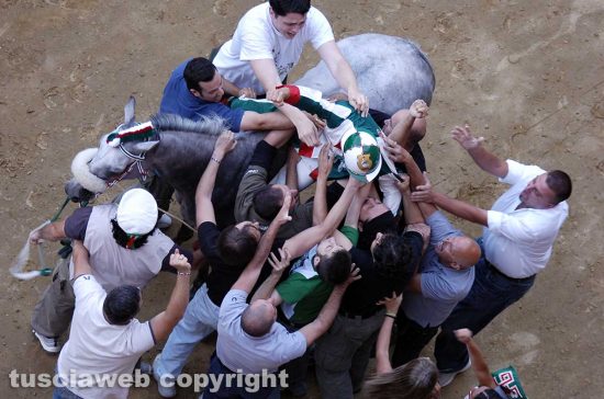 Siena - La contrada dell'Oca vince il palio