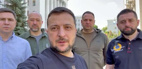 Il presidente ucraino Volodymyr Zelensky insieme ad altri rappresentati del governo