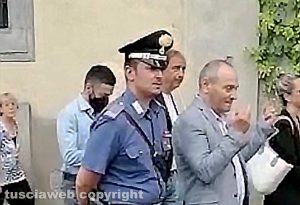 La cultura sgarbiana avanza, Di Mauro fa il dito medio durante la processione di sant'Antonio