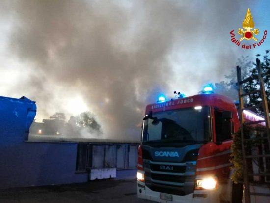 Roma - A fuoco capannone in zona Rebibbia