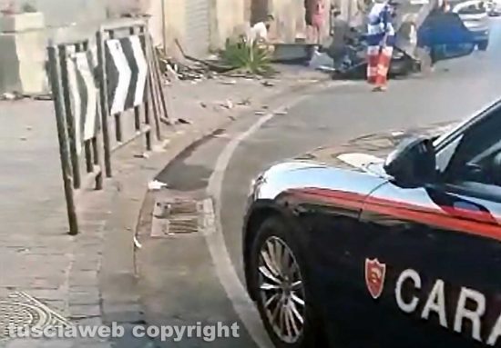 Ronciglione - Auto capotta in pieno centro
