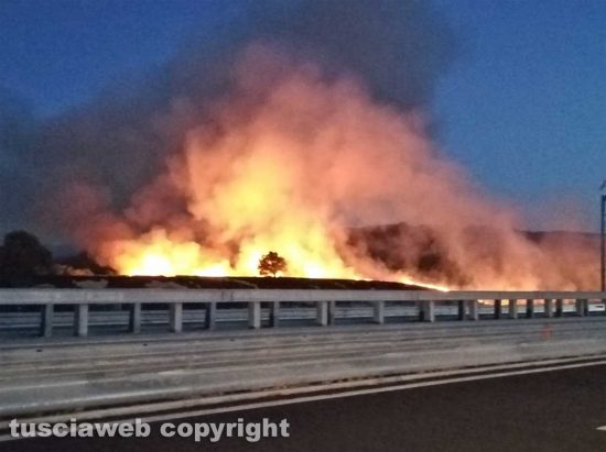 Monteromano - Vasto incendio lungo la superstrada Viterbo - Civitavecchia