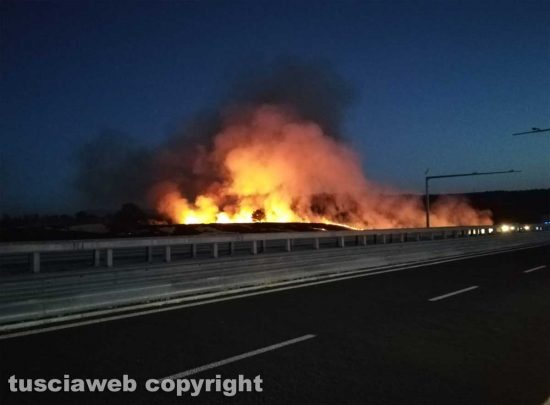 Monteromano - Vasto incendio lungo la superstrada Viterbo - Civitavecchia