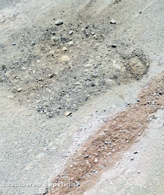 Viterbo - La strada di via Villanova dopo i lavori per la fibra