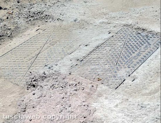 Viterbo - La strada di via Villanova dopo i lavori per la fibra