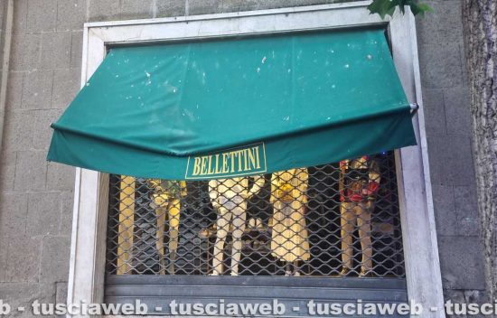 Viterbo - La tenda su cui è caduto l'uomo precipitato  in via Marconi
