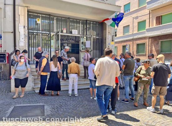 Viterbo - Elettori al seggio del liceo Buratti