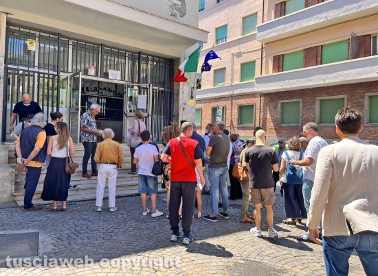 Viterbo - Elettori al seggio del liceo Buratti