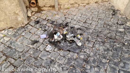 Viterbo - Via Sacchi - I resti del motorino bruciato