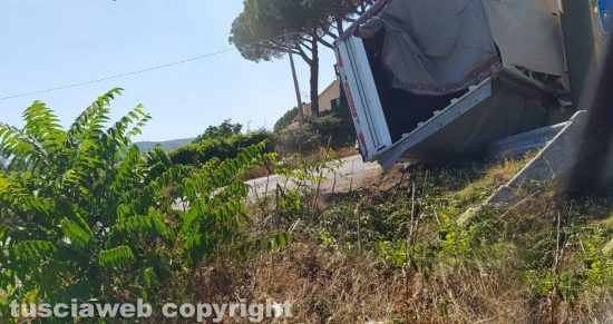 Nepi - Camion si ribalta