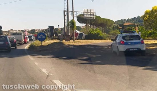 Nepi - Camion si ribalta