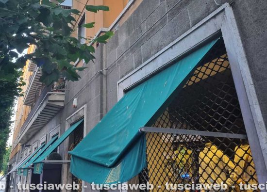 Viterbo - La tenda su cui è caduto l'uomo precipitato  in via Marconi