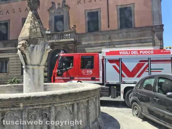 Viterbo - Vigili del fuoco in via Mazzini