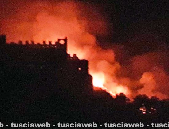 Tuscania - Incendio lambisce palazzo del Rivellino