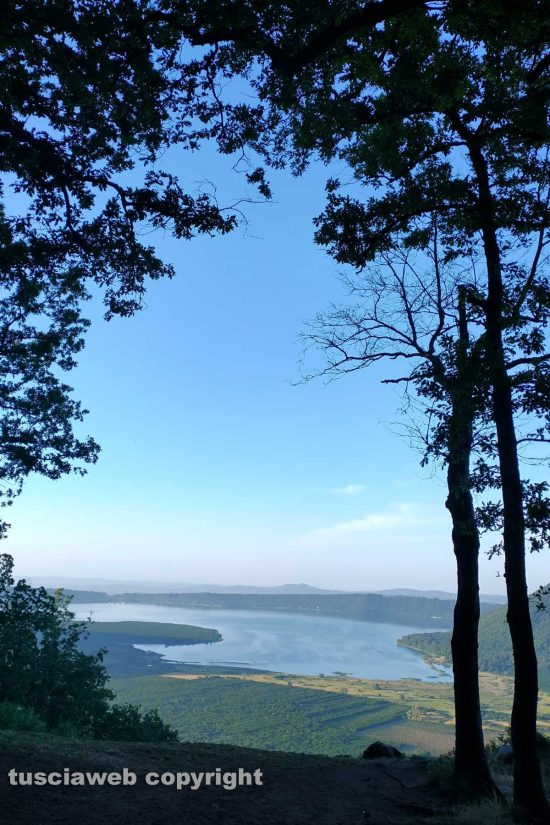 Il lago di Vico visto dal belvedere dei deltaplani
