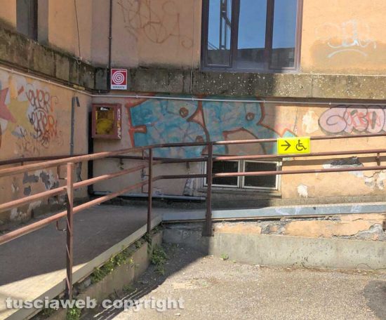 Seggio elettorale Paolo Savi, chiusa la porta d'accesso per i disabili
