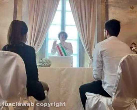 Valeria Giura celebra il rito civile in lingua dei segni