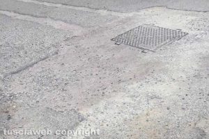 Viterbo - Manto stradale dissestato in via Dalmazia