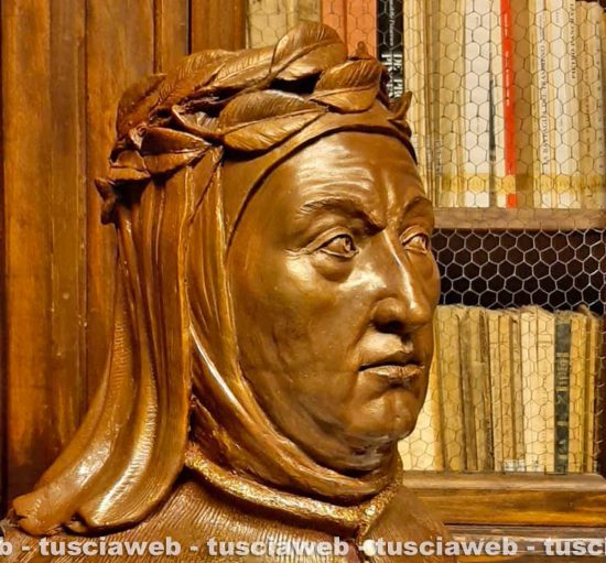 Il busto di Petrarca realizzato da Francesco Maria Capotosti