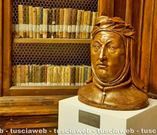 Il busto di Petrarca realizzato da Francesco Maria Capotosti