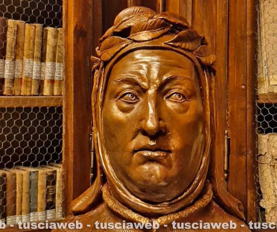 Il busto di Petrarca realizzato da Francesco Maria Capotosti