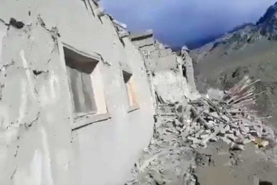 Un edificio distrutto dal terremoto in Afghanistan