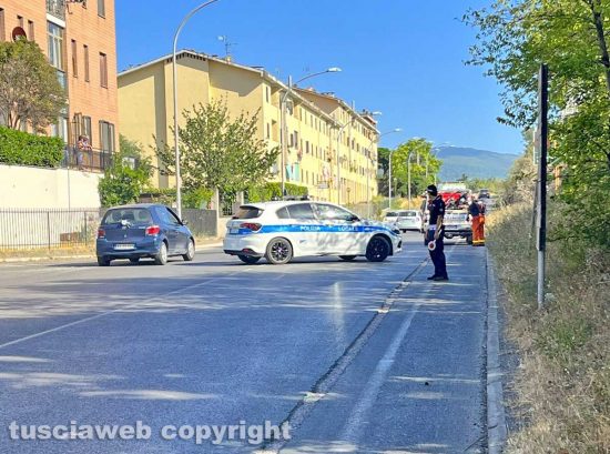 Viterbo - Sterpaglie in fiamme sulla tangenziale ovest