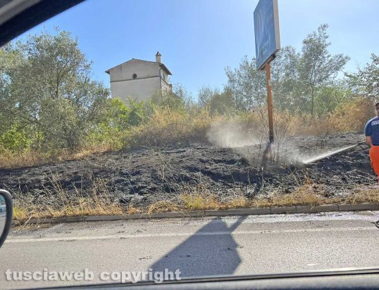 Viterbo - Sterpaglie in fiamme sulla tangenziale ovest