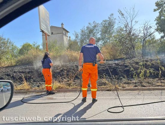 Viterbo - Sterpaglie in fiamme sulla tangenziale ovest