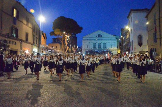 Viterbo - La banda di Vejano mentre si esibisce in piazza Verdi Viterbo - La banda di Vejano mentre si esibisce in piazza Verdi