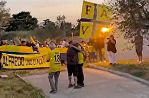 Viterbese - Decine di ultras gialloblù a casa del "barbieretto" Alfredino Lucaccioni