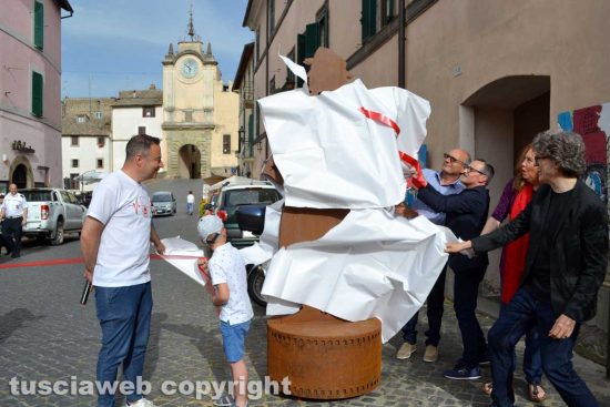 Capranica - L’inaugurazione del monumento temporaneo in ricordo di Federico Fellini