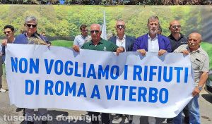 Viterbo - La protesta della Lega di fronte alla discarica