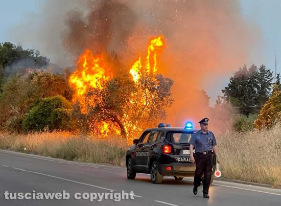 Tangenziale Ovest - Incendio a bordo strada - Intervento dei carabinieri