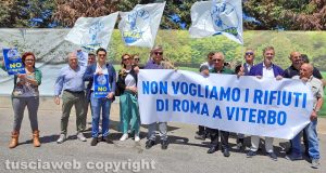 Viterbo - La protesta della Lega di fronte alla discarica