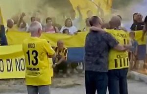 Viterbese - Decine di ultras gialloblù a casa del "barbieretto" Alfredino Lucaccioni