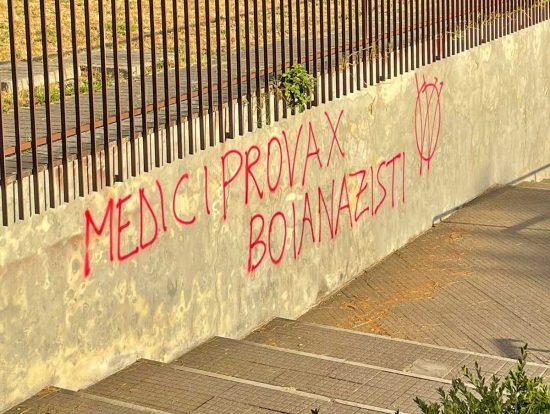 Scritte sul muro dell'ambulatorio a Centocelle