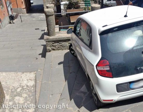 Montefiascone - L'auto nella scalinata di largo Plebiscito