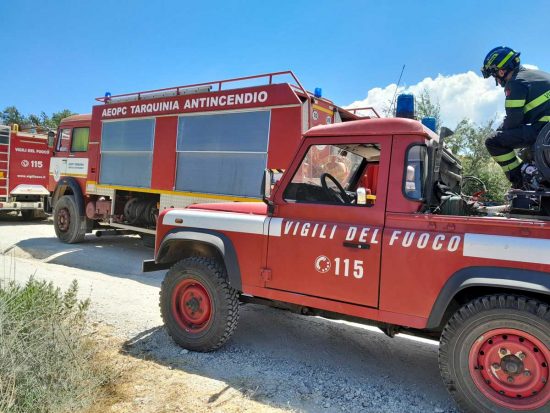 Tarquinia - Incendio a Montericcio - I vigili del fuoco