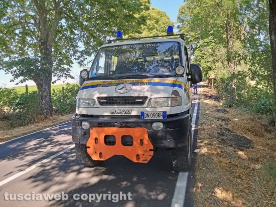 Montefiascone - Bordo strada in fiamme sulla Verentana - L'intervento dell'Asvom Odv e dei carabinieri