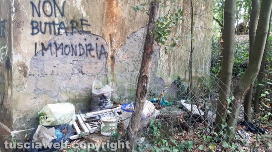 Ronciglione - Immondizia di fronte al cancello di villa Lina