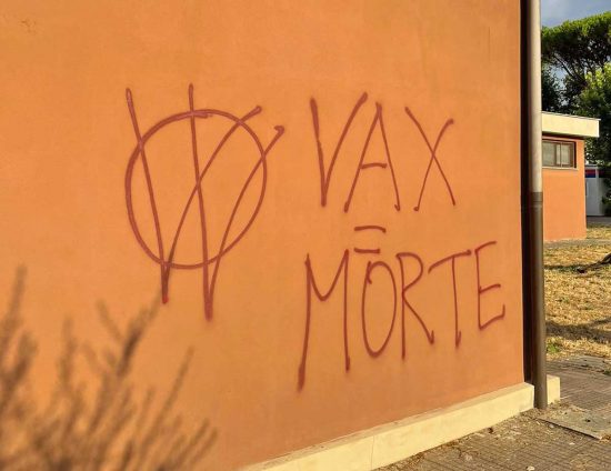 Scritte sul muro dell'ambulatorio a Centocelle